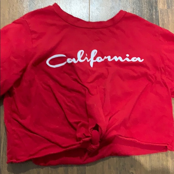 Red crop top with a knot in front from Queen bees. - Picture 2 of 3